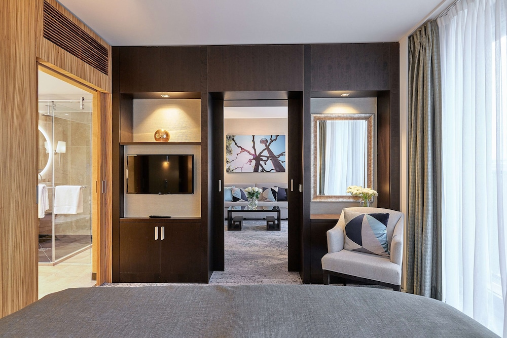 Superior Suite, 1 King Bed with Sofa bed - Photo 5