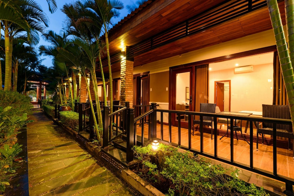 Bungalow Pool View - Photo 4