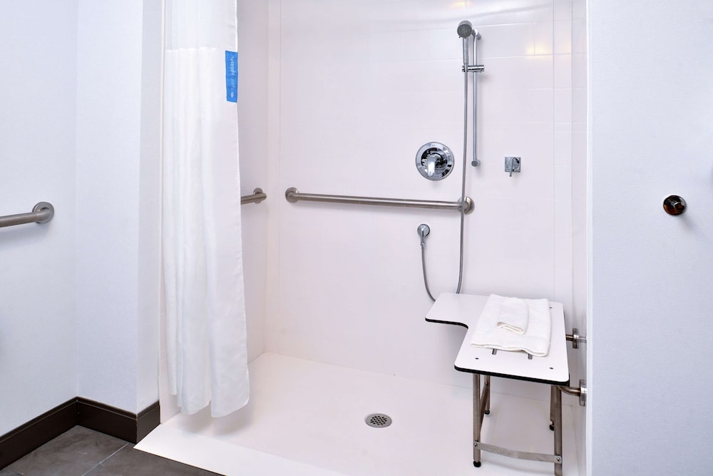 Room, 2 Queen Beds, Accessible - Photo 7