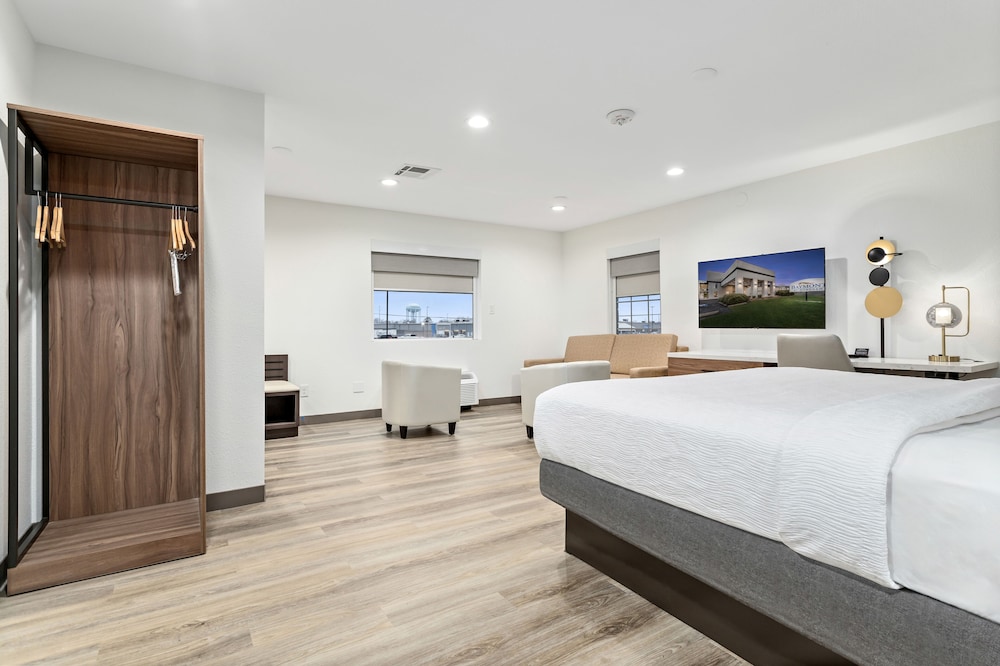 Suite, Multiple Beds, Non Smoking - Photo 7