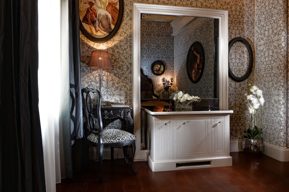 Deluxe Room thumbnail 6