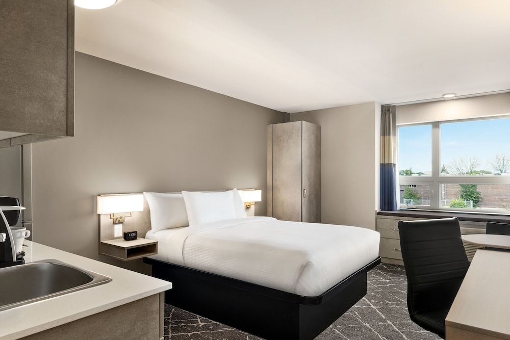 Premium Studio Suite, 1 Queen Bed, Non Smoking - Photo 2