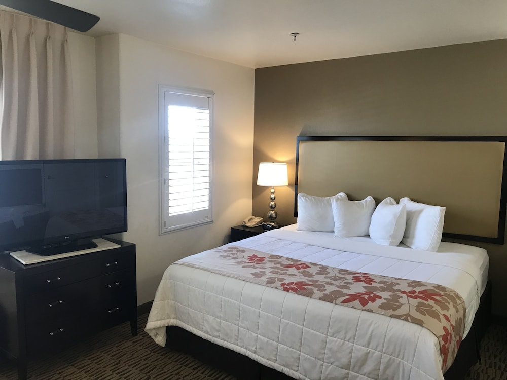 Suite, 1 King Bed, Non Smoking - Photo 3