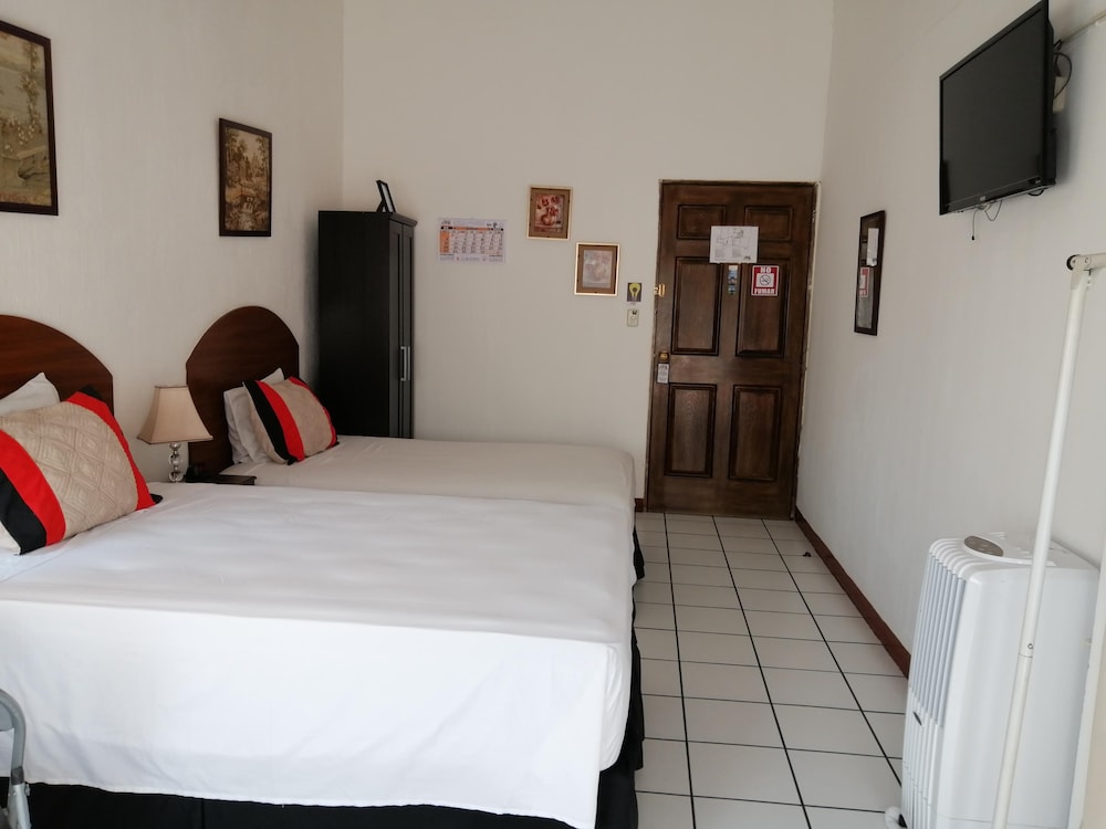 Standard Double Room Single Use, Multiple Beds, Non Smoking, Private Bathroom photo 1