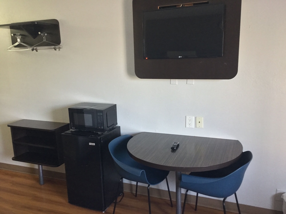 Deluxe Room, 1 King Bed, Smoking, Refrigerator & Microwave - Photo 7