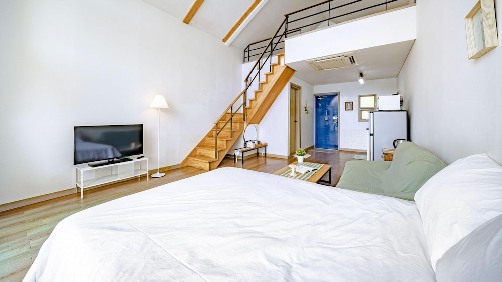 Basic Room, 1 Bedroom (203 (Oceanview)) - Photo 12