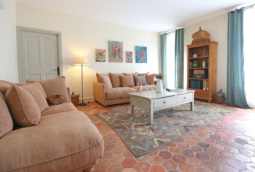 Family Room, 1 Bedroom - Photo 2