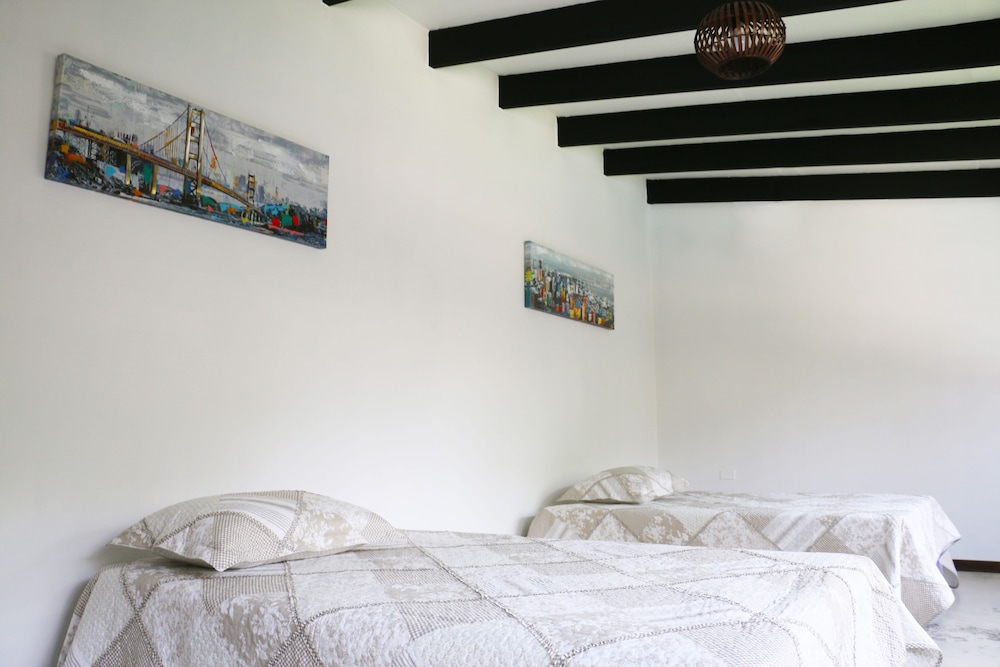 House, 6 Bedrooms photo 2