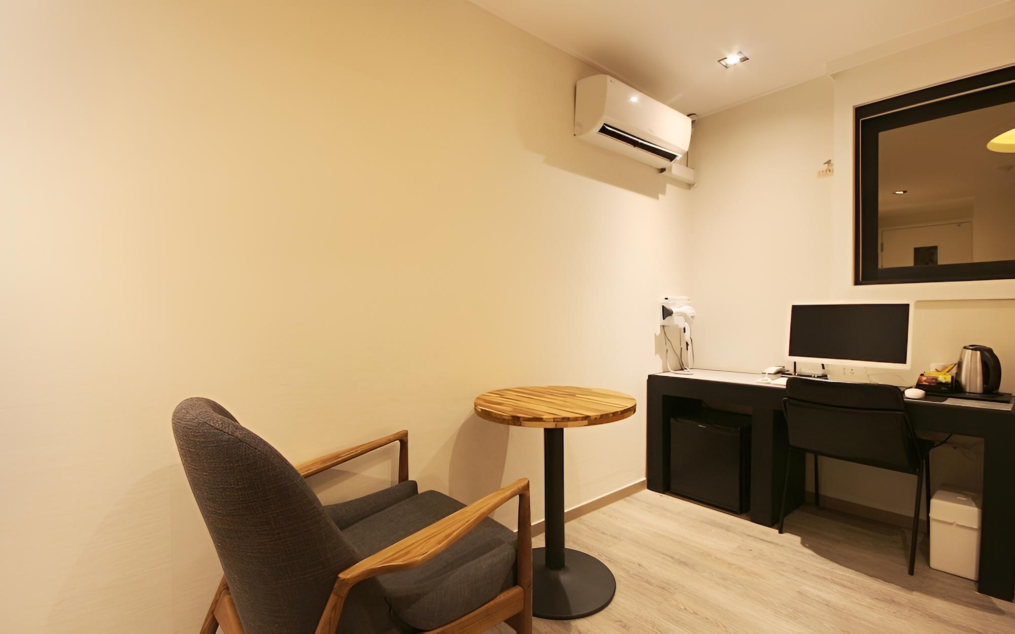 Room (Massage bed room (free Netflix availa) - Photo 4