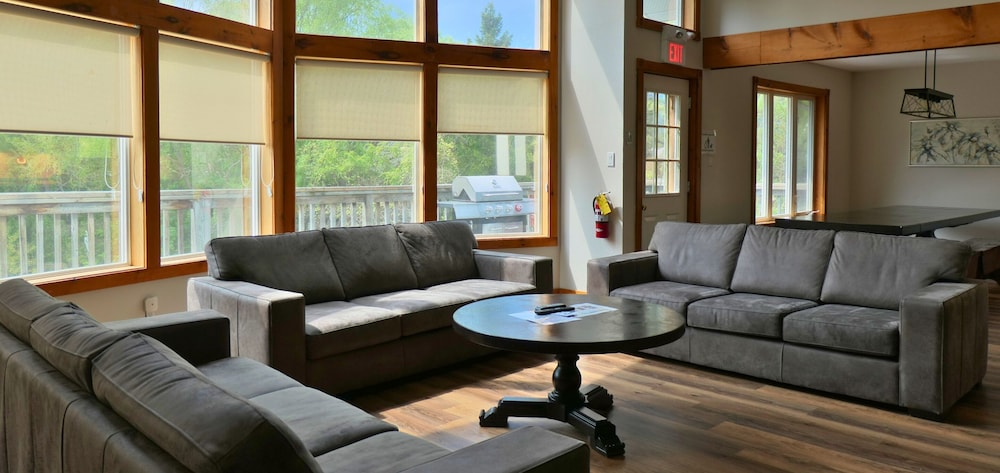 Cottage, Multiple Bedrooms, Kitchen (Linen & Towels Not Included) photo 1