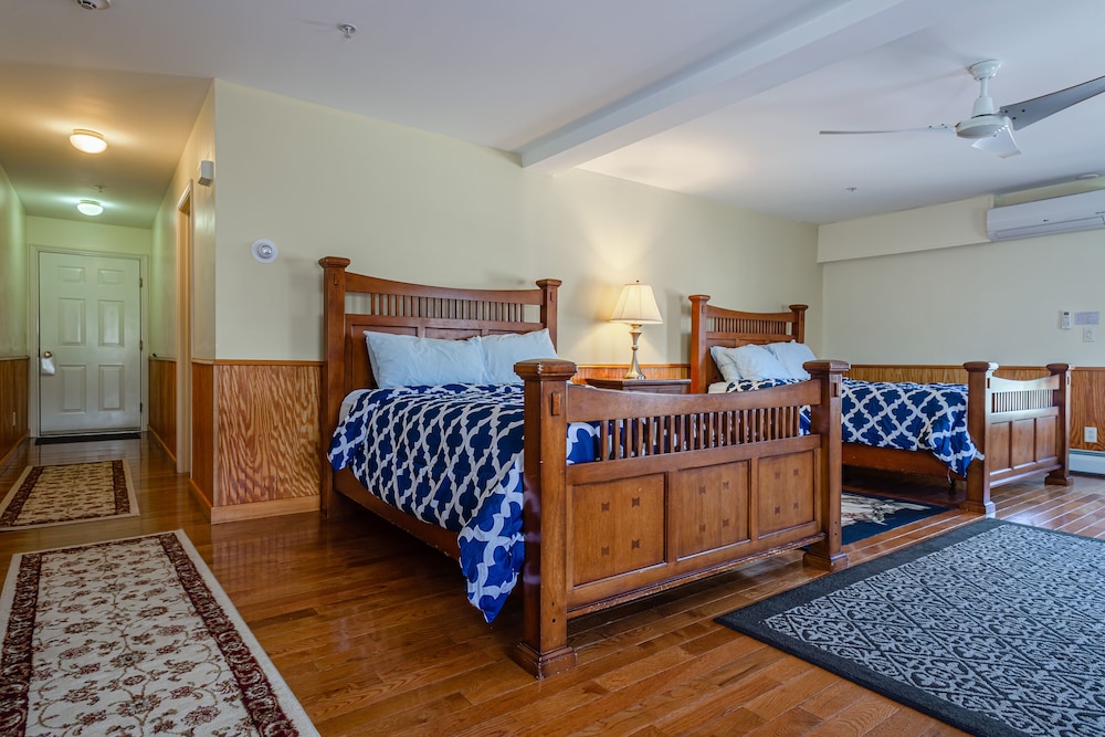Room 2: Two Queen beds, private bath. photo 1