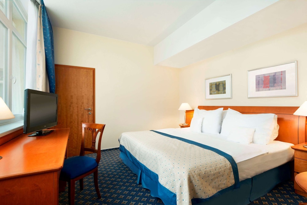 Suite, 1 King Bed, Non Smoking thumbnail 6