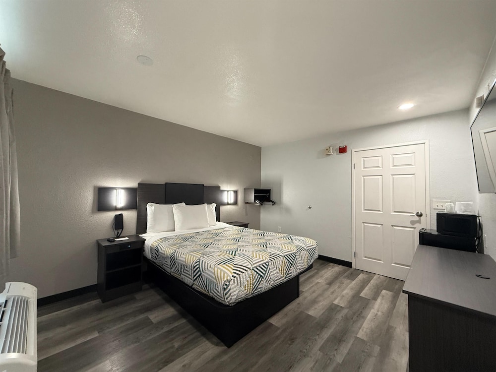 Deluxe Room, 1 Queen Bed, Accessible, Non Smoking photo 3