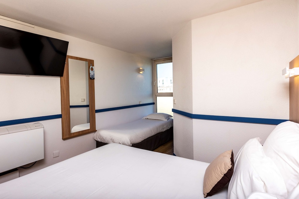 Standard Room, Multiple Beds - Photo 3
