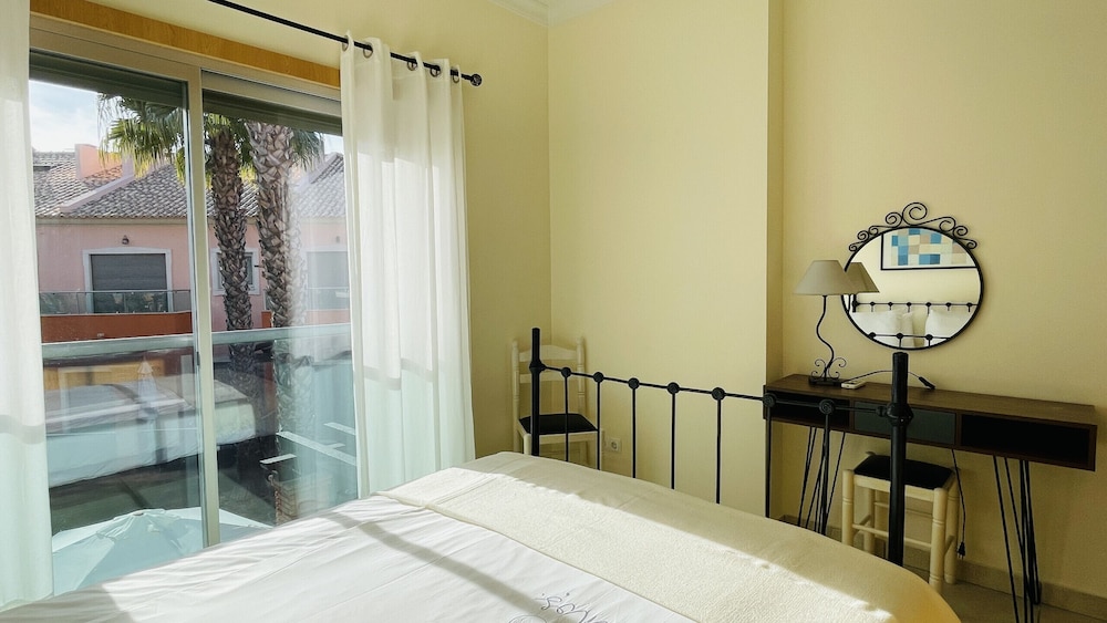 House, 3 Bedrooms, Pool Access, Pool View