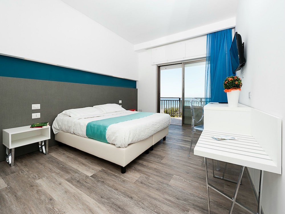 Superior Double or Twin Room, Sea View - Photo 1