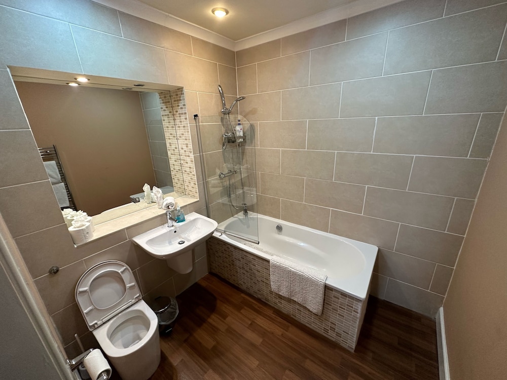 Luxury Double Room, Ensuite, City View thumbnail 5