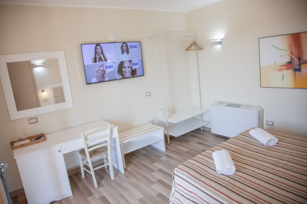 Standard Double Room - Photo 9