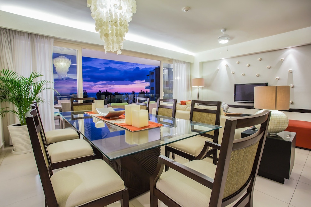 Two-Bedroom Ocean View Suite 1 King Bed with 2 Double beds - Photo 3