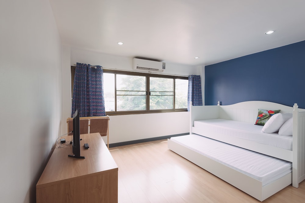 Twin Bedroom with Private Bathroom photo 2