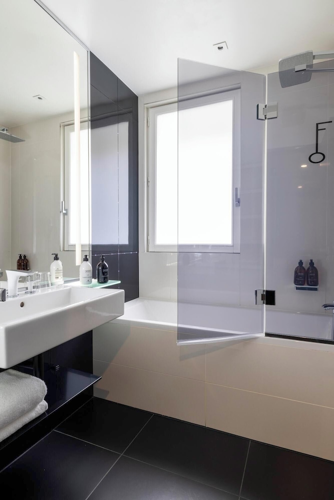 Deluxe Double Room thumbnail 5