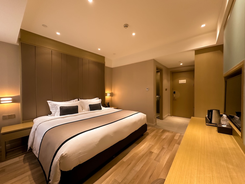 Business Queen Bed photo 2