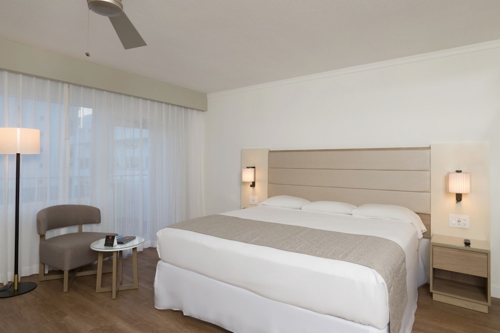 Deluxe Room, 1 King Bed, Partial Ocean View