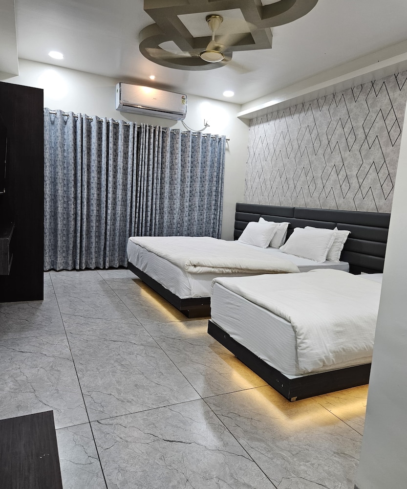 Luxury Three Bedroom - Photo 2