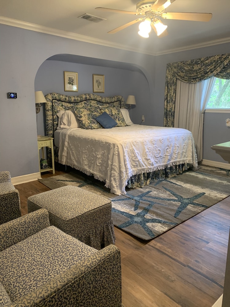 Pegottys Seaside Room