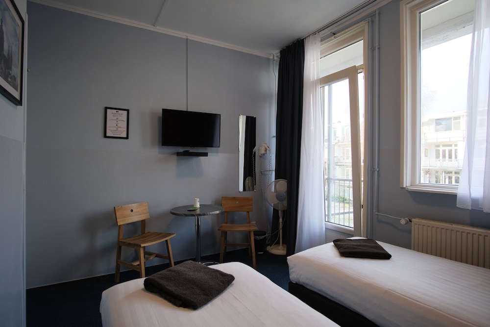 Twin Room, Shared Bathroom (Balcony) photo 3