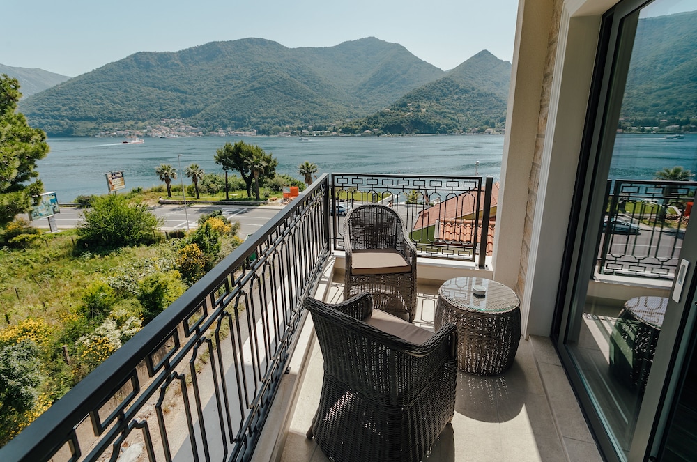 Junior Suite, Balcony, Partial Sea View - Photo 11