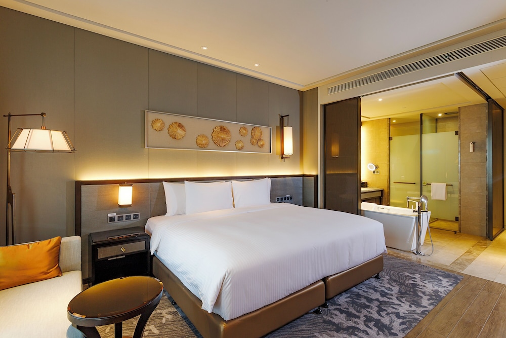 Basic Single Room, 1 King Bed, Balcony