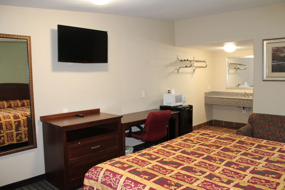 Standard Room, 1 King Bed, Smoking photo 3