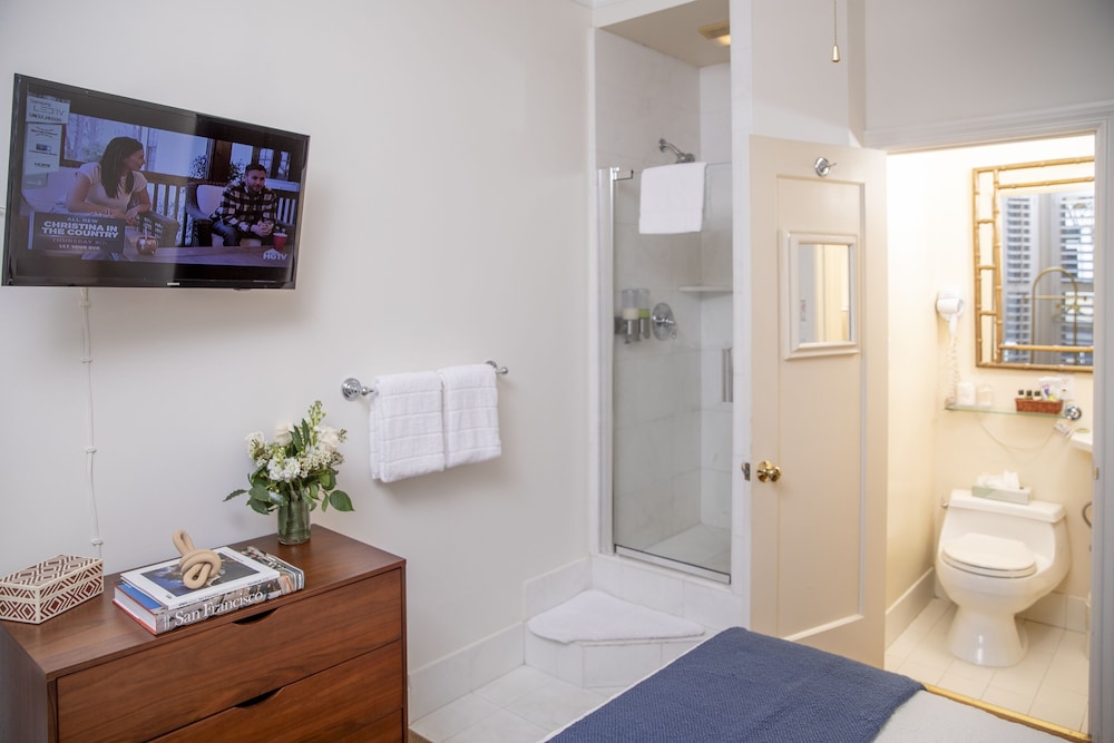 Economy Double Room, Ensuite thumbnail 6