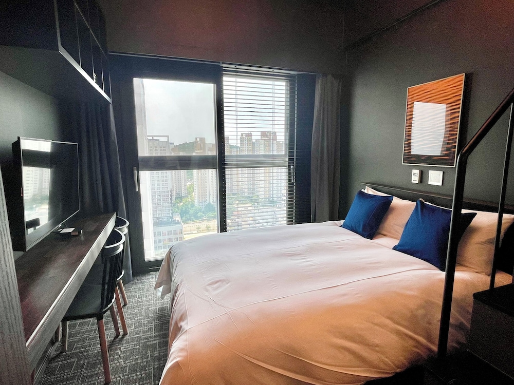 Dark Deluxe Room (Free spa and coffee for 2)