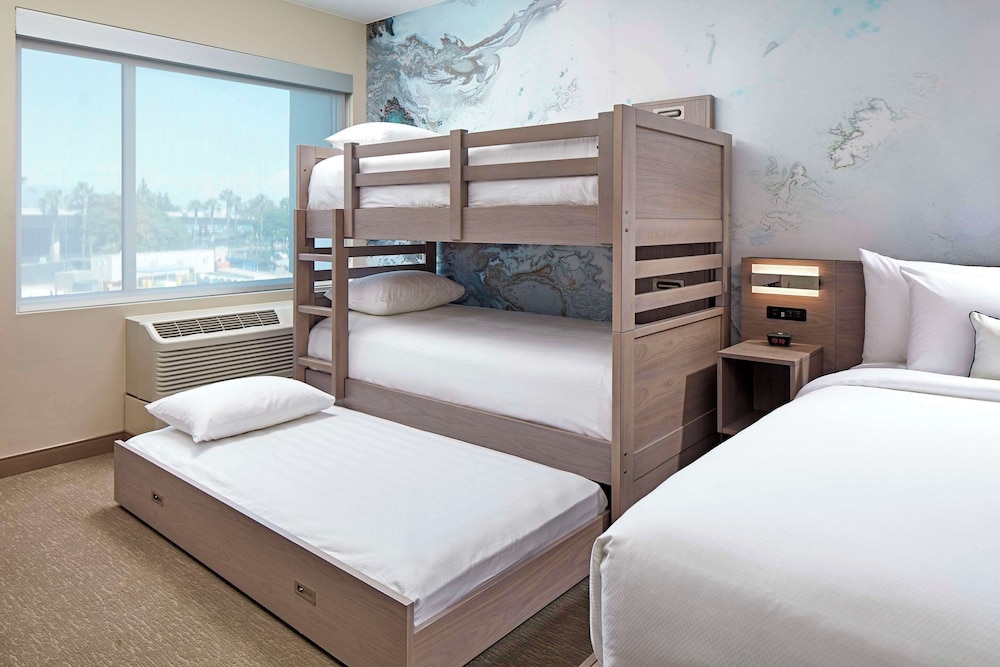 Premium 1-Bedroom Accessible Suite. King Bed, 3 Bunk Beds, Sofa Bed, Accessible Bathtub photo 3