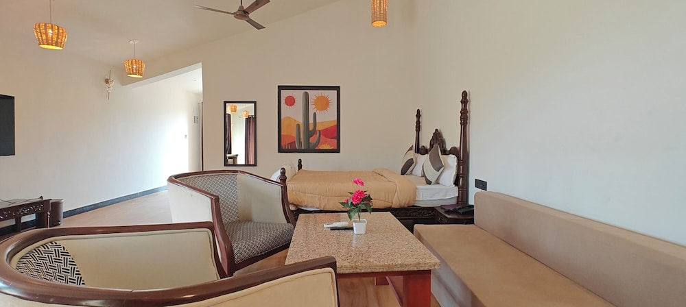 Luxury Room, 1 King Bed with Sofa bed, Hill View