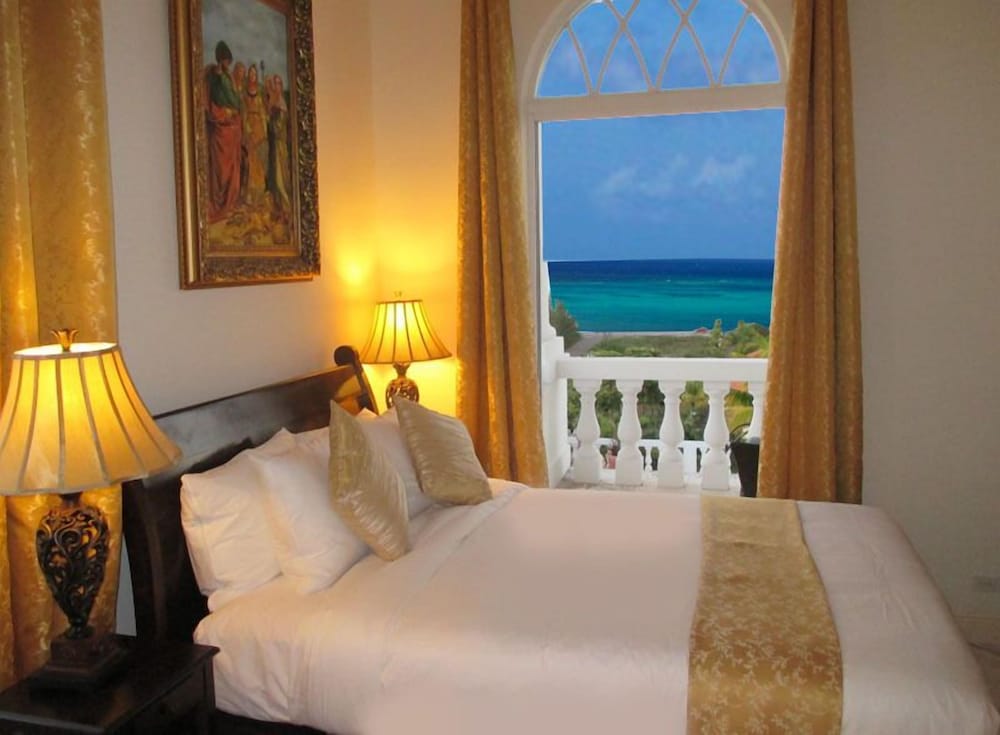 Emerald (Luxury,Ocean & Pool View, Balcony) photo 3