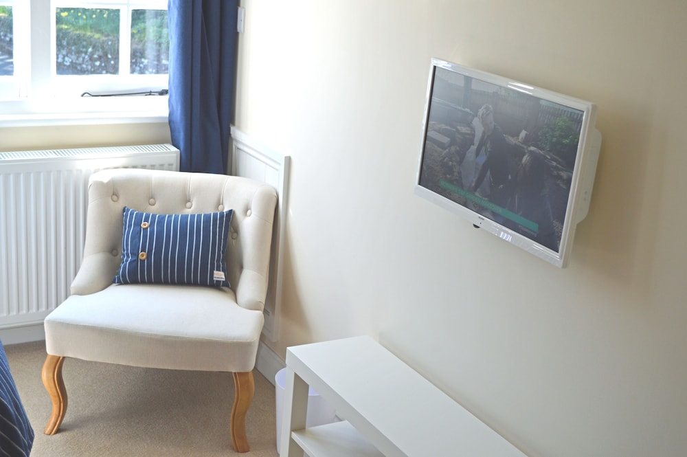 Basic Twin Room, 2 Twin Beds, Ensuite photo 2