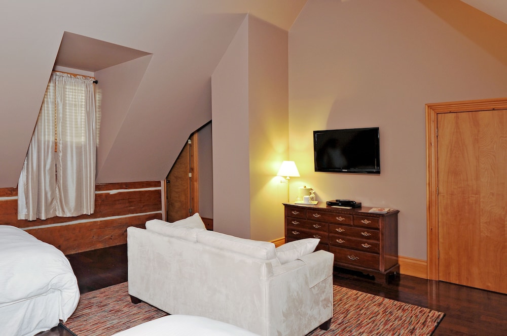 Dunsford House Suite, 2 Queen Beds & Sofa photo 3