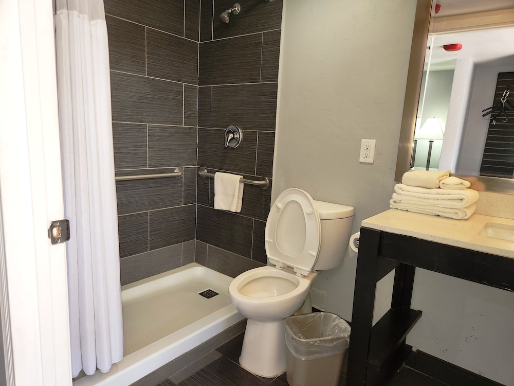Basic Room, 2 Queen Beds, Accessible - Photo 4