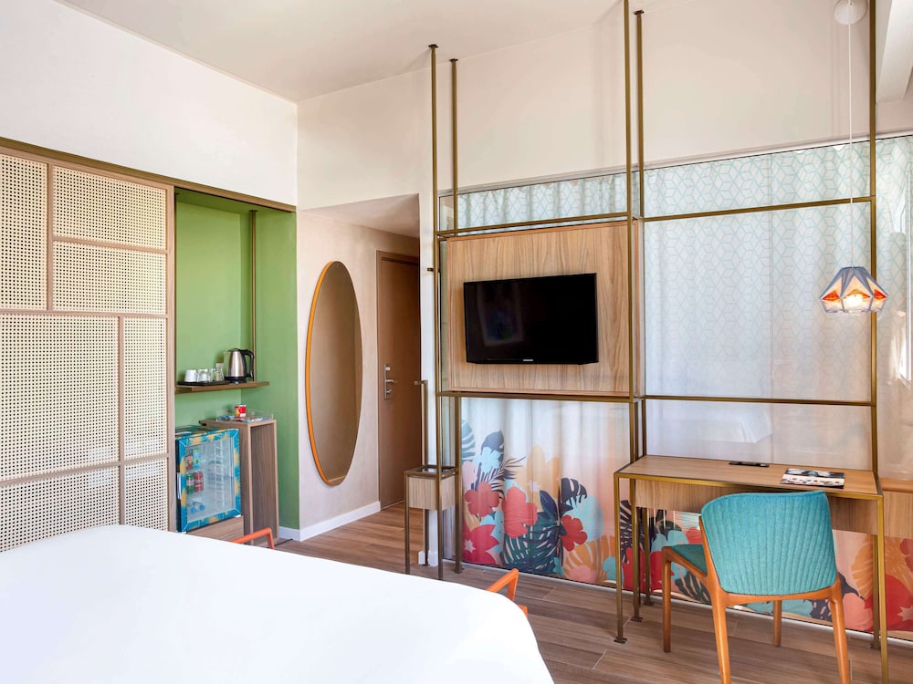 Executive Room, 1 Queen Bed, Balcony, Partial Sea View