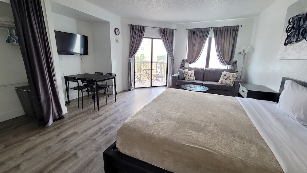 Deluxe Studio, Partial Lake View