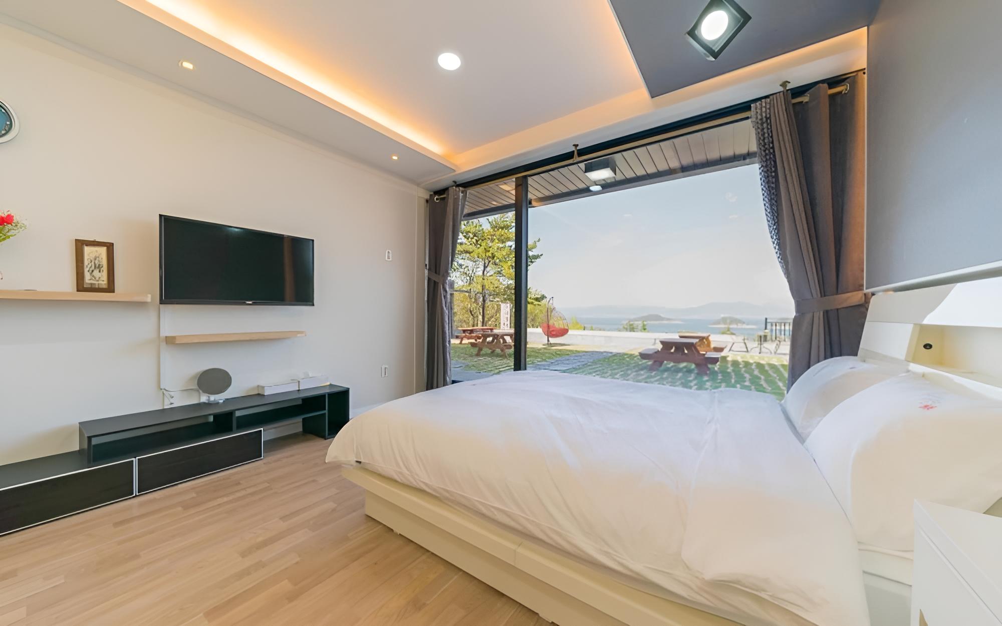Room (1F Room A Ocean View (Random assignme)