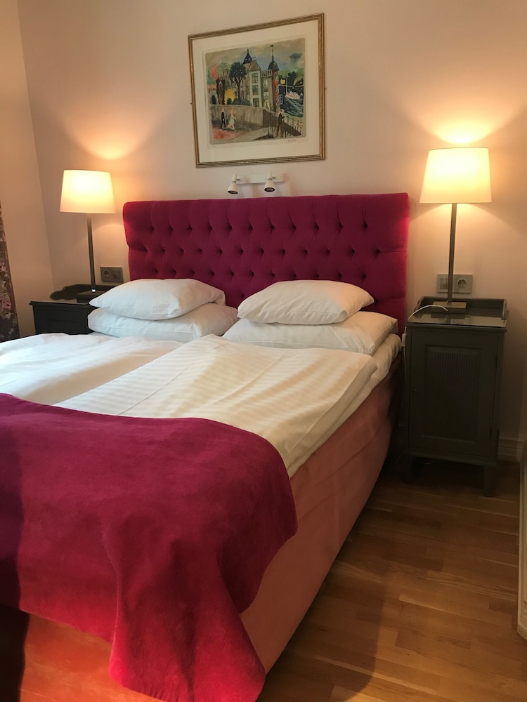 Standard Room, 1 Queen Bed, Non Smoking (1 Queen or 2 Twin beds) thumbnail 6