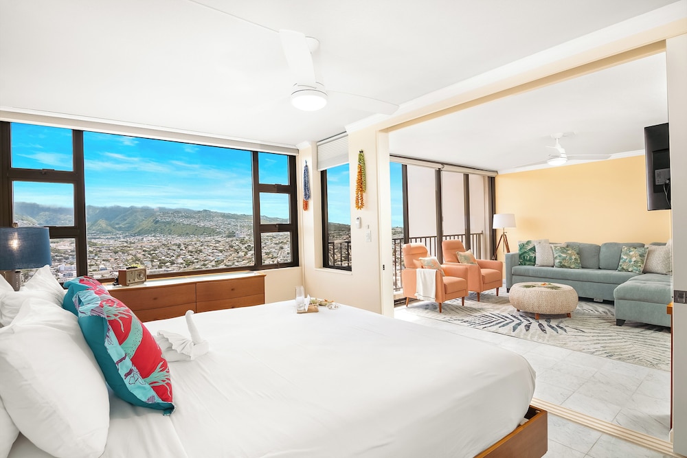 Premium Remodeled Condo with Ocean View and Parking: Condo, 1 Bedroom, Mountain View (0122) photo