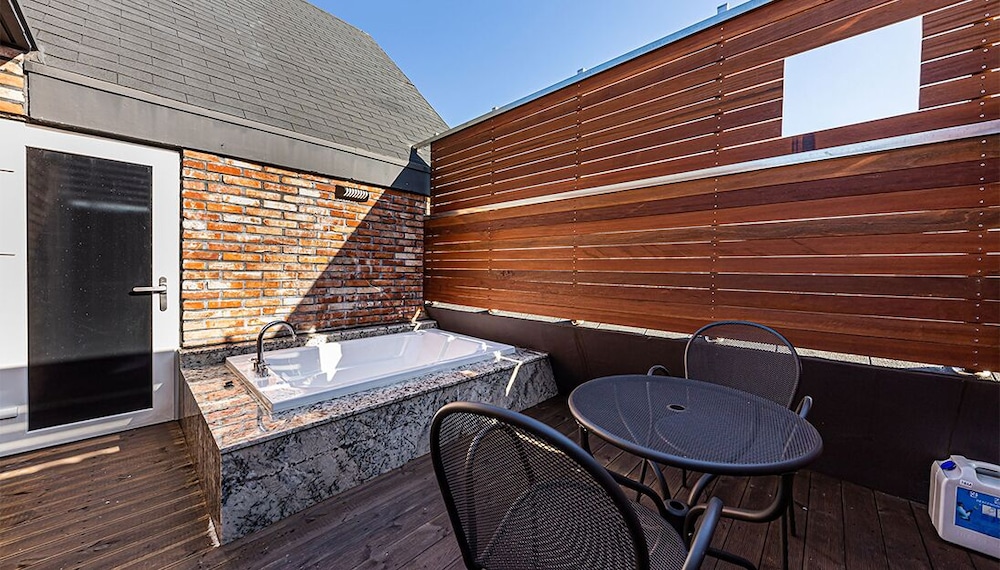 VIP Room(Outdoor Bathtub Unavailable During Winter Season) - Photo 12