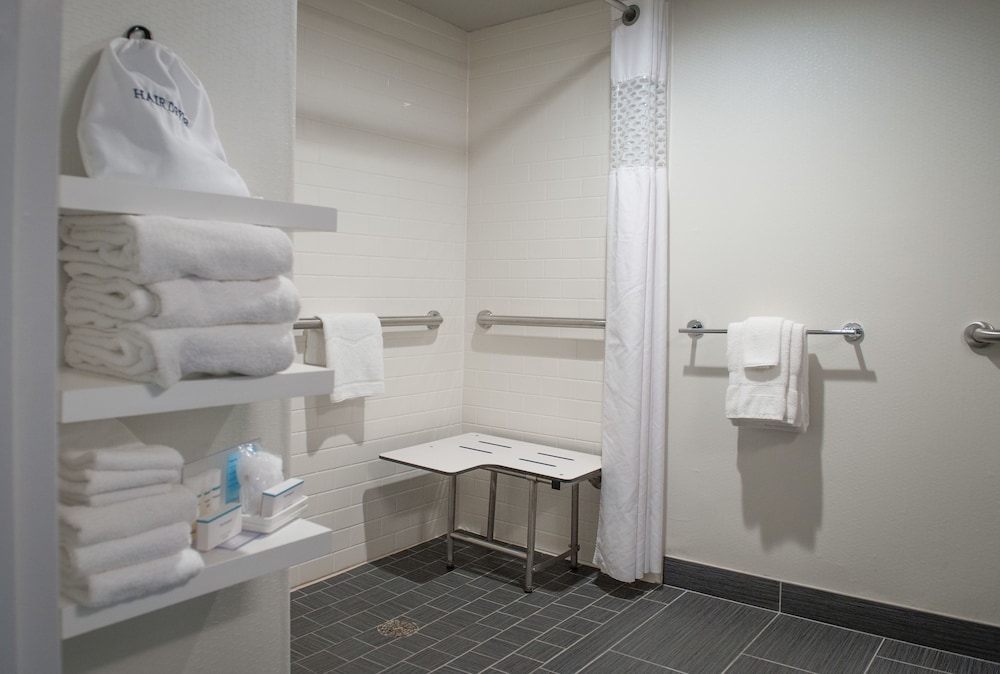 Room, 2 Queen Beds, Accessible (Mobility & Hearing - Roll-in Shower) - Photo 5
