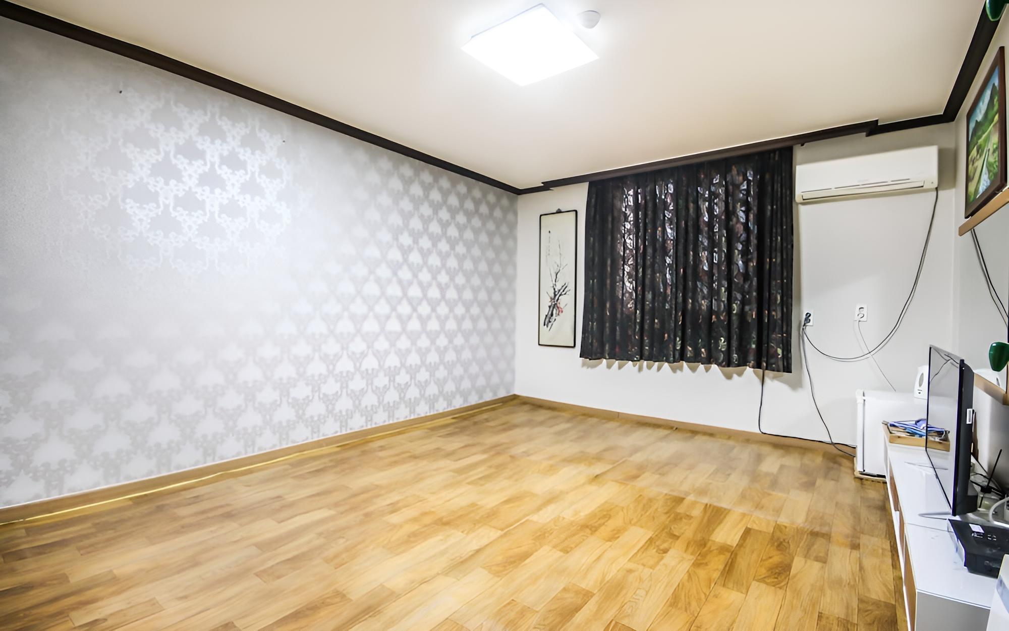Room (Family room) photo 3