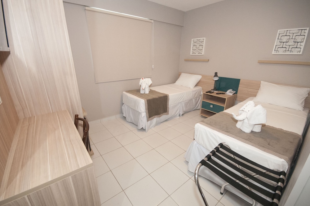 Room 1 queen bed and 1 single bed photo 1
